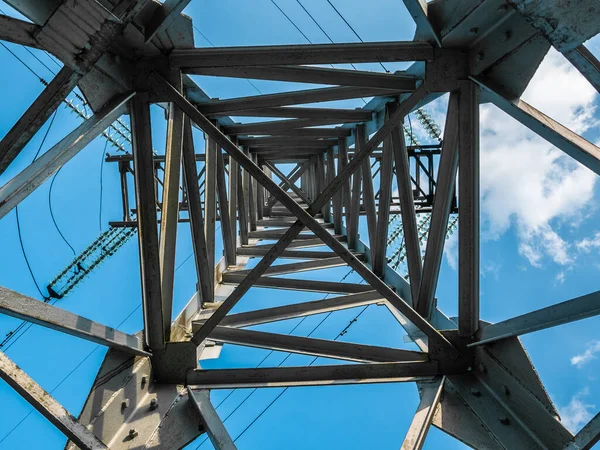 Estrutura Torre Metal Uma Alta Tensão Linhas Energia Partir Interior — Fotografia de Stock