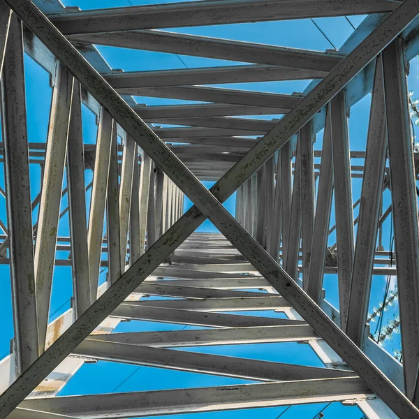 Estrutura Torre Metal Uma Alta Tensão Linhas Energia Partir Interior — Fotografia de Stock
