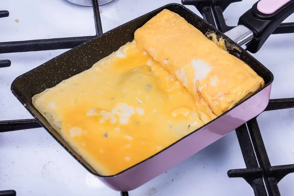 Gătit Tamago Omletă Japoneză Într Tigaie Specială Pentru Tamagoyaki Close — Fotografie, imagine de stoc