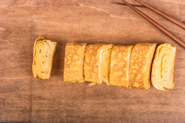 Tamago Omelete Japonês Pauzinhos Uma Tábua Serviço Madeira Close Vista — Fotografia de Stock