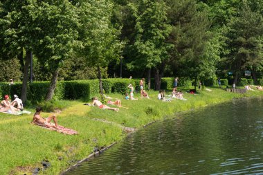 Moskova, Rusya, Izmailovsky Parkı, 11 Haziran 2020 - Koronavirüs salgınının ardından insanlar parkın yakınındaki gölette güneşleniyor ve dinleniyorlar.