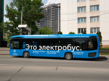 Moskova, Rusya, 6 Haziran 2020 - Moskova 'da bir şarj istasyonunda elektrik otobüsü