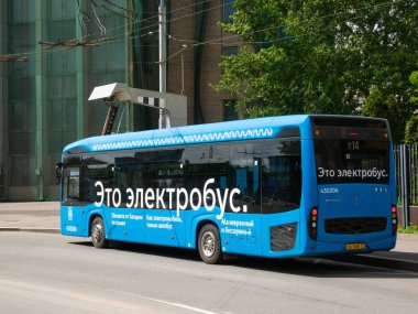 Moskova, Rusya, 6 Haziran 2020 - Moskova 'da bir şarj istasyonunda elektrik otobüsü