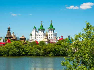 Moskova, Rusya, 22 Haziran 2020 - Izmailovsky Kremlin parlak bir yaz gününde bir göletin suyuna yansıdı