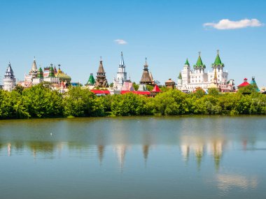 Moskova, Rusya, 22 Haziran 2020 - Izmailovsky Kremlin parlak bir yaz gününde bir göletin suyuna yansıdı