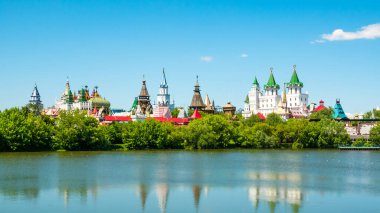 Moskova, Rusya, 22 Haziran 2020 - Izmailovsky Kremlin parlak bir yaz gününde bir göletin suyuna yansıdı