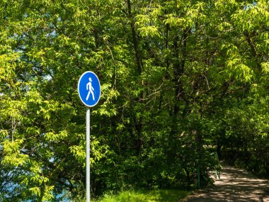 Yaz parkında yaya tabelası.