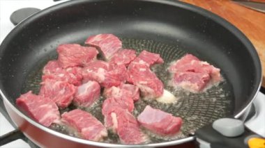 Tavada kızartılmış sığır eti parçaları, yakın plan, tahta kaşık - sağlıklı beslenme