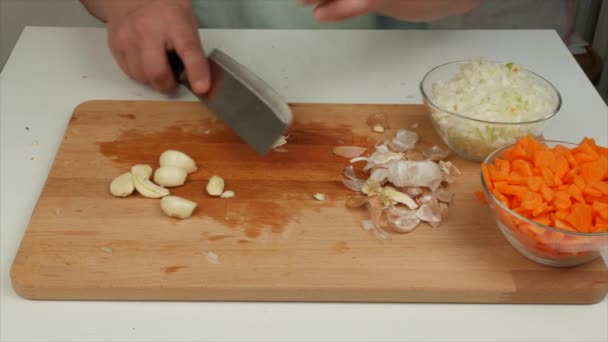 Man Die Knoflook Snijdt Een Houten Snijplank Close — Stockvideo