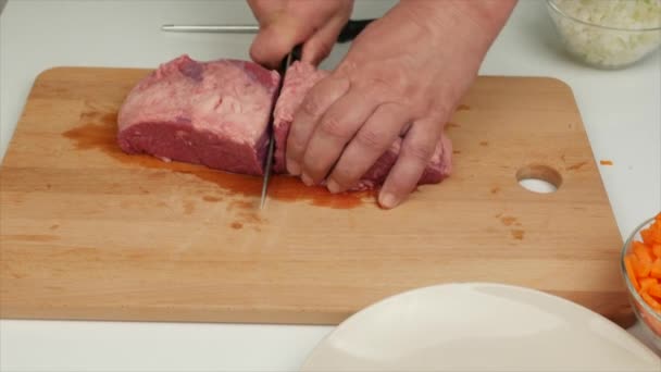 Homem Corta Gordura Pedaço Carne Com Uma Faca Cozinha Comida — Vídeo de Stock