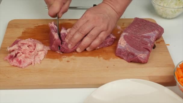 Человек Очищает Кусок Говядины Жира Режет Кухонным Ножом Здоровая Диетическая — стоковое видео