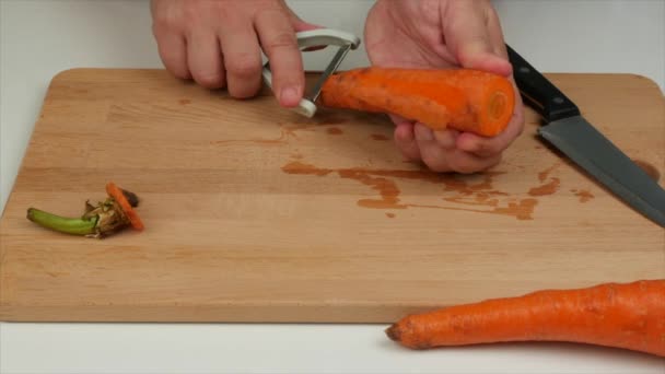 Homem Descascando Cenouras Com Descascador Comida Dieta — Vídeo de Stock