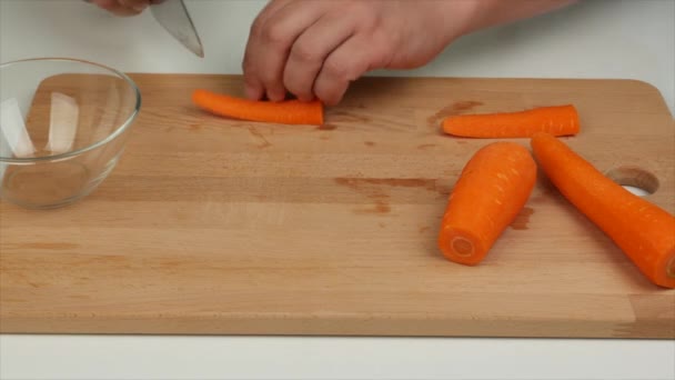 Hombre Corta Zanahorias Con Cuchillo Cocina Una Tabla Madera Primer — Vídeos de Stock