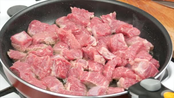 Trozos Carne Res Frita Una Sartén Primer Plano Cuchara Madera — Vídeos de Stock