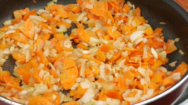 Les Carottes Les Oignons Sont Frits Dans Une Poêle Maison — Video