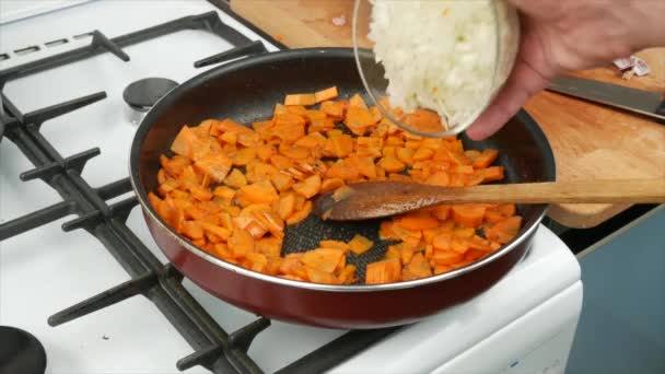 Las Zanahorias Las Cebollas Fríen Una Sartén Casa Cerca Cuchara — Vídeo de stock