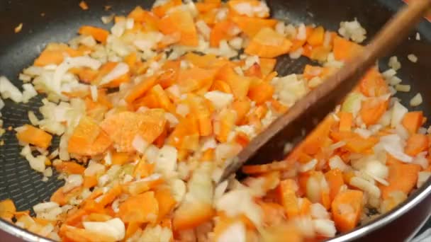 Las Zanahorias Las Cebollas Fríen Una Sartén Casa Cerca Cuchara — Vídeos de Stock