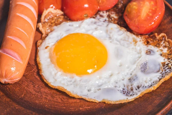 簡単な朝食 目玉焼き トマト ソーセージを粘土板の上から眺め クローズアップ — ストック写真