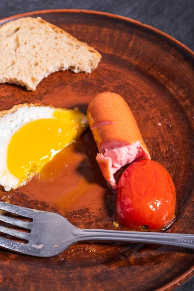 Незаконченный Легкий Легкий Завтрак Яичница Помидоры Колбаса Кусок Хлеба Глиняной — стоковое фото