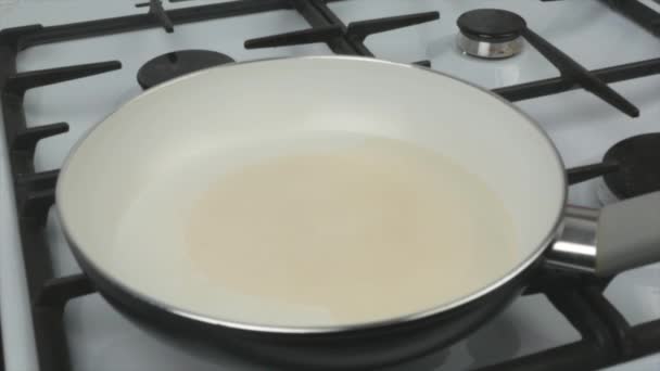 Œuf Frit Dans Une Casserole Avec Revêtement Antiadhésif Blanc Petit — Video