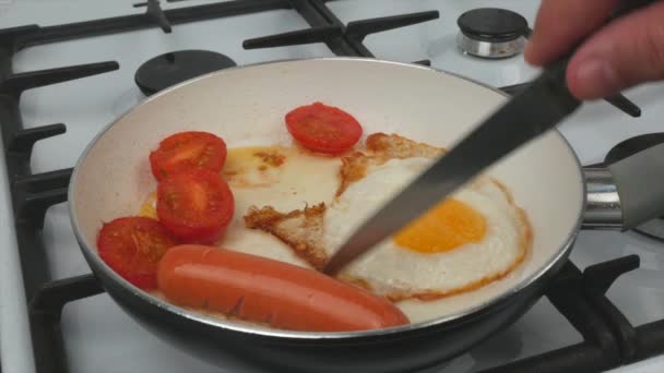 Petit Déjeuner Rapide Œufs Tomates Saucisses Sont Frits Dans Une — Video