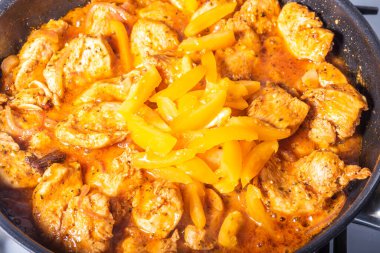 Baharatlı tavuk pişirmek, İtalyan mutfağı - Tavada arrabbiata sarımsaklı tavuk, yakın çekim