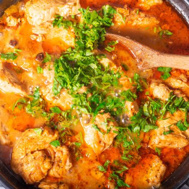 Baharatlı tavuk, İtalyan mutfağı maydanozlu arrabbiata sarımsaklı tavuk, yakın çekim tavada pişirilir.