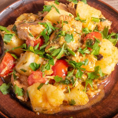 İtalyan mutfağı - Arrabbiata sarımsaklı tavuk ve masada patates, yakın plan, üst manzara, köy tarzı