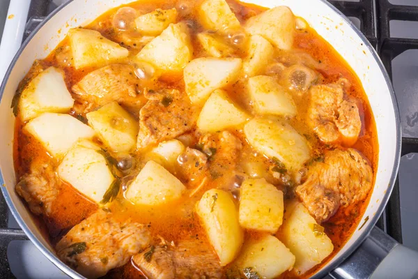 Μαγειρεύοντας Πατάτες Κοτόπουλο Μια Καυτή Σάλτσα Ιταλική Κουζίνα Arrabbiata Σκόρδο — Φωτογραφία Αρχείου