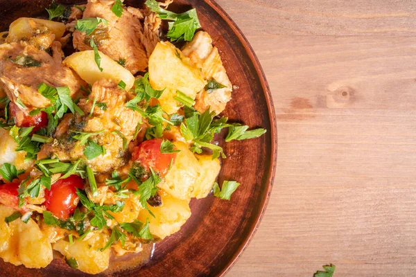 Italienische Küche Arrabbiata Knoblauchhuhn Mit Kartoffeln Einem Tonteller Auf Dem — Stockfoto