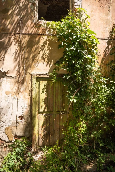 Fragment Der Ruinen Eines Alten Hauses Eine Mauer Mit Einer — Stockfoto