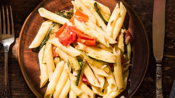 접시에 주치니와 토마토를 곁들인 탈리아식 파스타의 이탈리아식 방식으로 — 스톡 사진