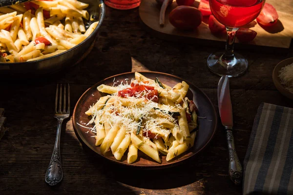 접시에 주치니와 토마토를 이탈리아 파스타 파스타를 프라이팬 포도주 햇빛을 이탈리아식 — 스톡 사진