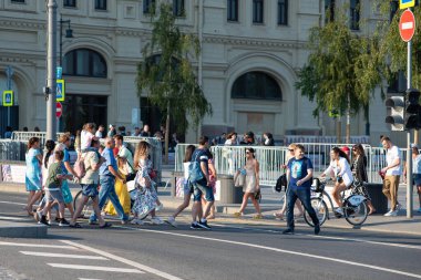 Moskova, Rusya, 11 Temmuz 2020 Moskova 'nın merkezinde yaya geçidi boyunca yürüyen bir kalabalık.