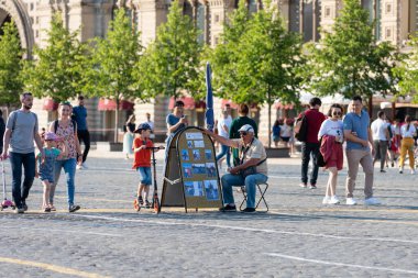 Moskova, Rusya, 11 Temmuz 2020 - Profesyonel bir fotoğrafçı 2020 yazında karantinadan sonra Moskova 'daki Kızıl Meydan' da turistleri bekliyor