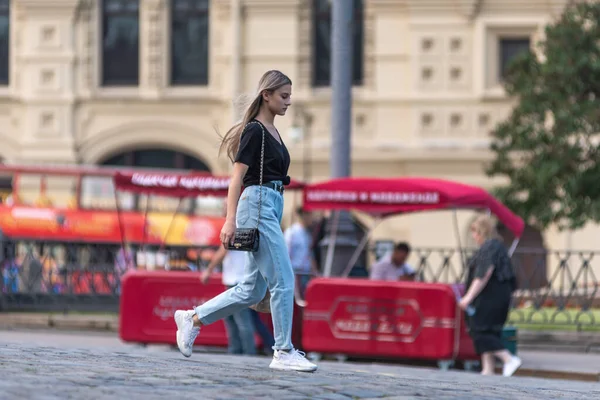 Moscou Rússia Julho 2020 Uma Jovem Mulher Passa Por Barracas — Fotografia de Stock