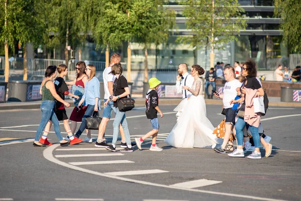 Москва Россия Июля 2020 Года Люди Жених Невестой Фотографом Переходят — стоковое фото