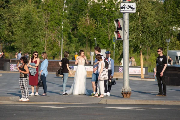 Москва Июля 2020 Жених Невестой Фотограф Ждут Зеленого Света Перейти — стоковое фото