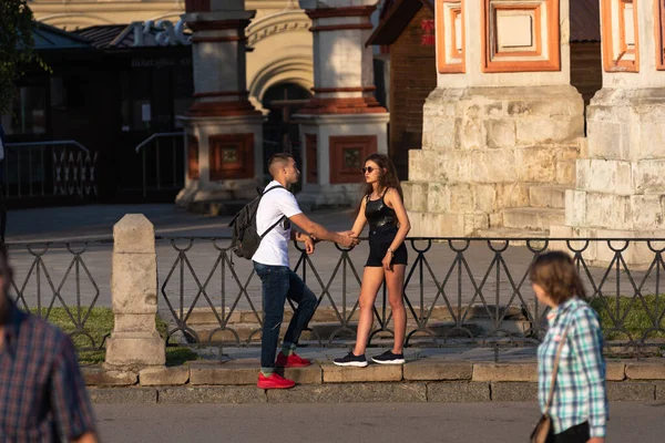 Mosca Russia Luglio 2020 Ragazzo Una Ragazza Che Parlano Vicino — Foto Stock