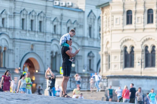 Moscou Rússia Julho 2020 Pai Com Filho Nos Ombros Uma — Fotografia de Stock