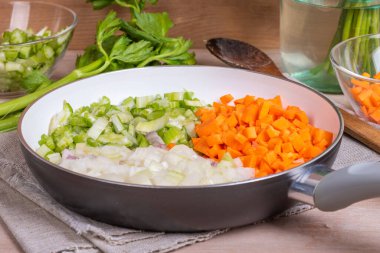 Havuç ve kereviz soğan sosu, doğranmış Mirepoix veya tavada Soffritto karışımı.