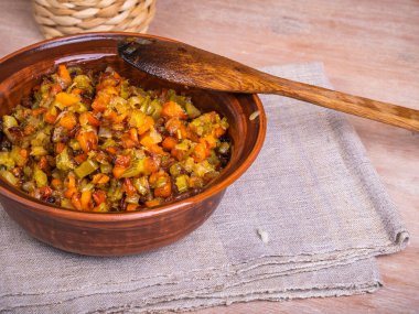 Havuç ve kereviz soğan tabakları için kızarmış sebze tabakları - mirepoix ya da ahşap bir masada kil kasede yumuşak fritto.