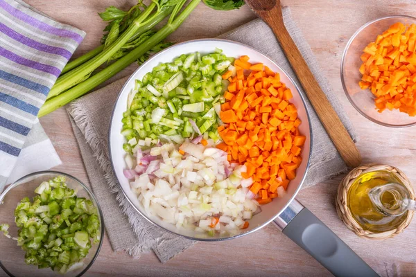 Havuç ve kereviz soğan sosu, doğranmış Mirepoix veya tavada Soffritto karışımı.
