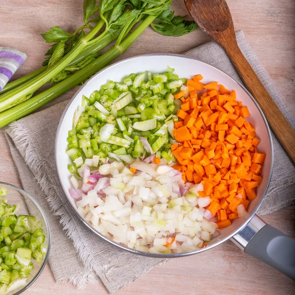 Havuç ve kereviz soğan sosu, doğranmış Mirepoix veya tavada Soffritto karışımı.