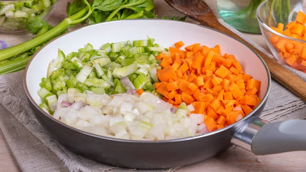 Куховарство Моркви Цибулі Селери Нарізані Інгредієнти Mirepoix Або Soffritto Скілеті — стокове фото