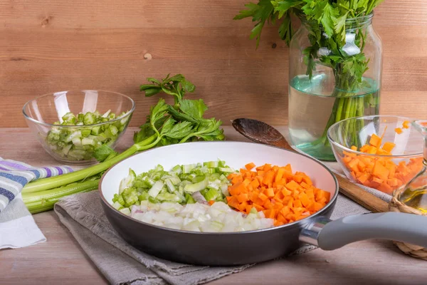 Havuç ve kereviz soğan sosu, doğranmış Mirepoix veya tavada Soffritto karışımı.