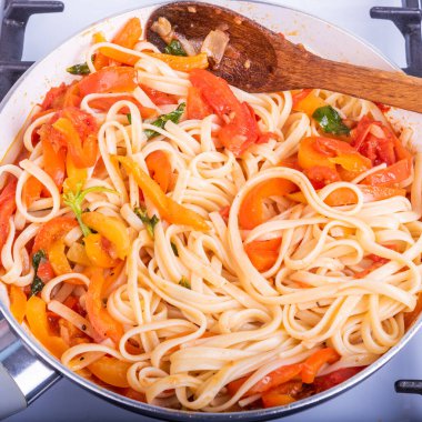 Biberli makarna ve domates soslu makarna kızartma tavasında makarna, dolmalık biber ve domatesli linguin - yakın çekim