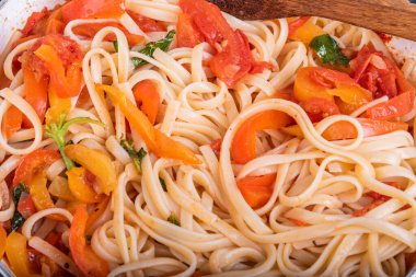 Biberli makarna ve domates soslu makarna kızartma tavasında makarna, dolmalık biber ve domatesli linguin - yakın çekim