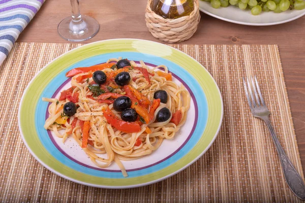 Vegetarian Pasta Vegetables Linguine Bell Pepper Tomatoes Olives Plate Top — Stock Photo, Image