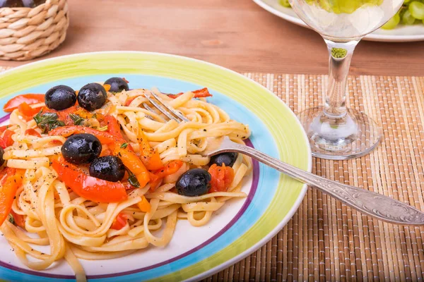 Massa Vegetariana Com Legumes Linguine Com Pimentão Tomates Azeitonas Prato — Fotografia de Stock